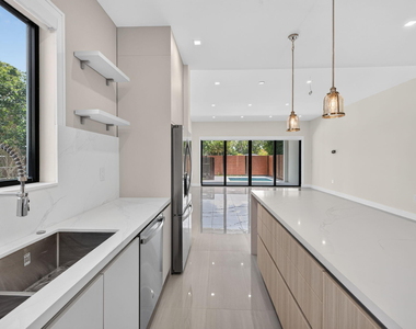 704 Sw 9th Street - Photo Thumbnail 11