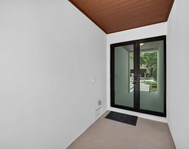 704 Sw 9th Street - Photo Thumbnail 3