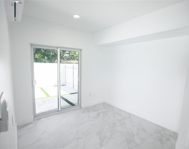 1112 Ne 17th Terrace - Photo Thumbnail 3