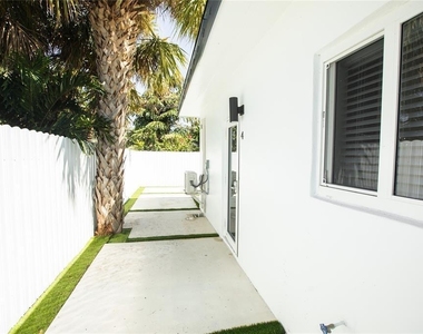 1112 Ne 17th Terrace - Photo Thumbnail 5