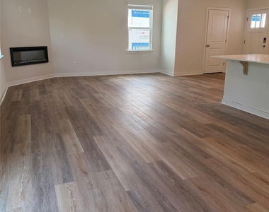 1423 Mammoth Road - Photo Thumbnail 5