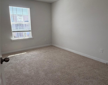 1423 Mammoth Road - Photo Thumbnail 16