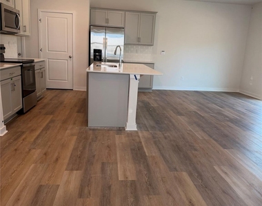 1423 Mammoth Road - Photo Thumbnail 2