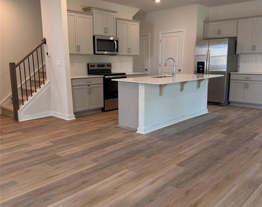 1423 Mammoth Road - Photo Thumbnail 3
