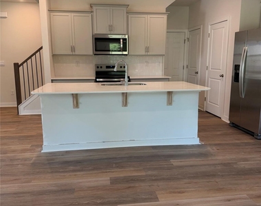 1423 Mammoth Road - Photo Thumbnail 4