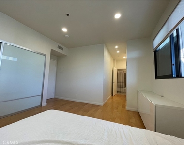 533 S St Andrews Place - Photo Thumbnail 10