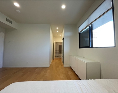 533 S St Andrews Place - Photo Thumbnail 9
