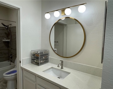 533 S St Andrews Place - Photo Thumbnail 14