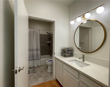 533 S St Andrews Place - Photo Thumbnail 13
