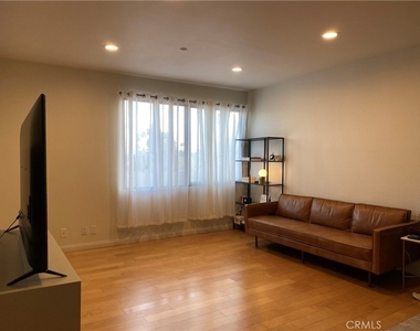 533 S St Andrews Place - Photo Thumbnail 2