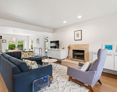 796 Crespi Drive - Photo Thumbnail 11