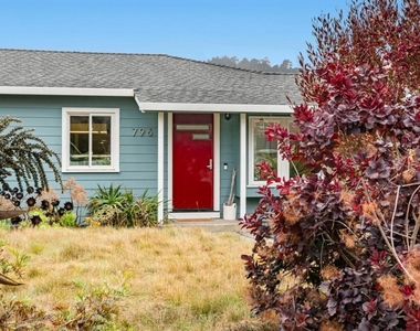 796 Crespi Drive - Photo Thumbnail 3
