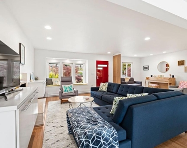 796 Crespi Drive - Photo Thumbnail 13