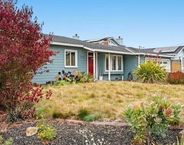 796 Crespi Drive - Photo Thumbnail 2