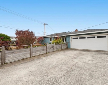 796 Crespi Drive - Photo Thumbnail 4