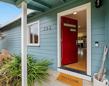 796 Crespi Drive - Photo Thumbnail 10