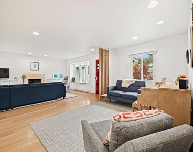 796 Crespi Drive - Photo Thumbnail 15