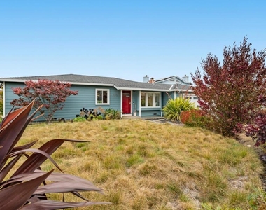 796 Crespi Drive - Photo Thumbnail 8