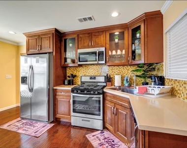 523 Fischer Street - Photo Thumbnail 2