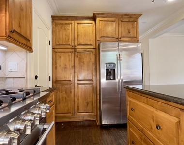 1011 Green Lane - Photo Thumbnail 7