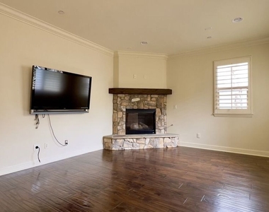 1011 Green Lane - Photo Thumbnail 11
