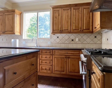 1011 Green Lane - Photo Thumbnail 6
