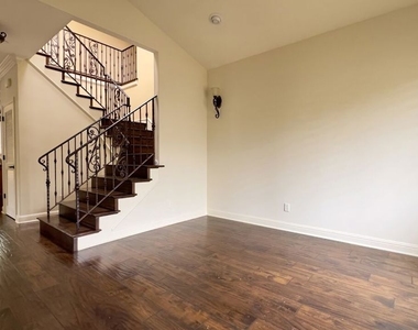1011 Green Lane - Photo Thumbnail 2