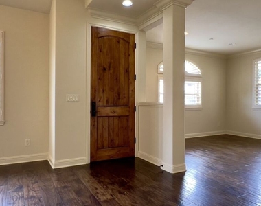 1011 Green Lane - Photo Thumbnail 5
