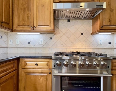 1011 Green Lane - Photo Thumbnail 8