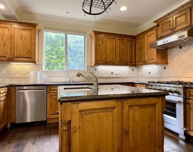 1011 Green Lane - Photo Thumbnail 9
