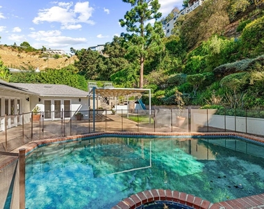 1836 N Doheny Drive - Photo Thumbnail 35