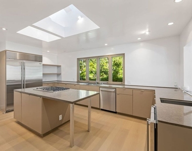 1836 N Doheny Drive - Photo Thumbnail 17
