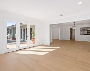 1836 N Doheny Drive - Photo Thumbnail 15