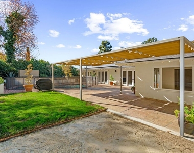 1836 N Doheny Drive - Photo Thumbnail 38