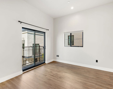 1253 S Plymouth Boulevard - Photo Thumbnail 12