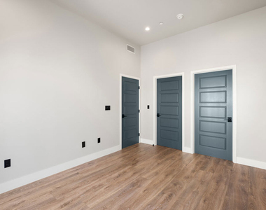 1253 S Plymouth Boulevard - Photo Thumbnail 11