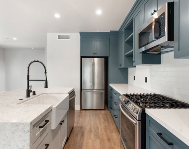 1253 S Plymouth Boulevard - Photo Thumbnail 6