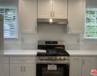 305 S Norton Avenue - Photo Thumbnail 5