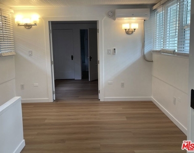 305 S Norton Avenue - Photo Thumbnail 8