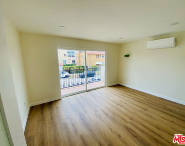 1000 S Sherbourne Drive - Photo Thumbnail 8