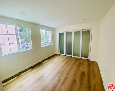 1000 S Sherbourne Drive - Photo Thumbnail 7
