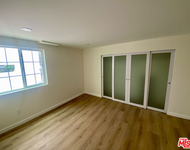 1000 S Sherbourne Drive - Photo Thumbnail 3