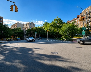 817 Riverside Drive - Photo Thumbnail 4