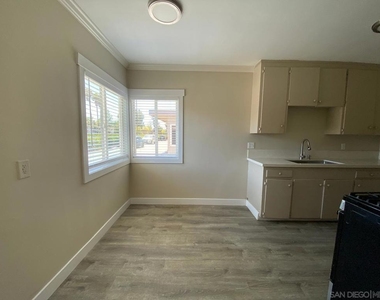 285 S Mollison Ave - Photo Thumbnail 7