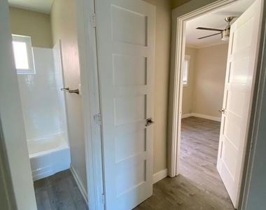 285 S Mollison Ave - Photo Thumbnail 9
