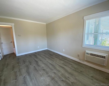 285 S Mollison Ave - Photo Thumbnail 5