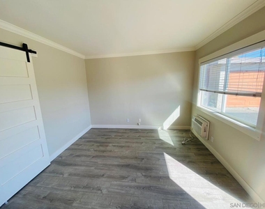 297 S Mollison Ave - Photo Thumbnail 2