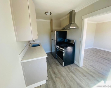 297 S Mollison Ave - Photo Thumbnail 4