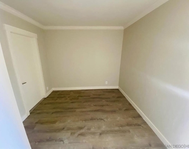 297 S Mollison Ave - Photo Thumbnail 5
