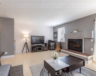 21040 Parthenia Street - Photo Thumbnail 5